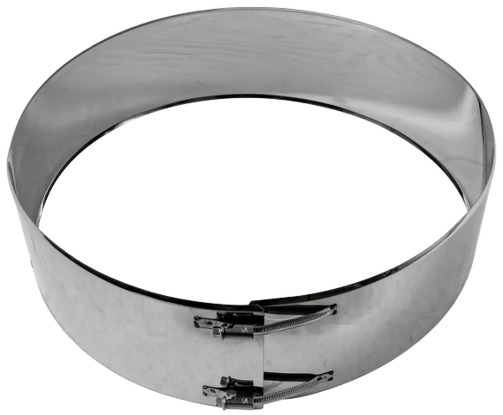 Klemmband aus Edelstahl mit Verschlussmechanismus, geeignet für die Verbindung von Luft- und Abgasrohren an Fassaden, hergestellt von Wolf.